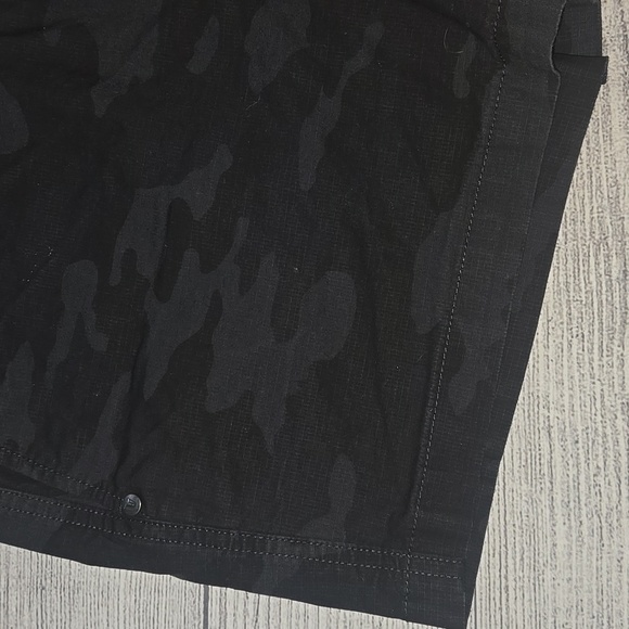Vuori Women's Ripstop Shorts Black Camo Size L - Picture 7 of 12